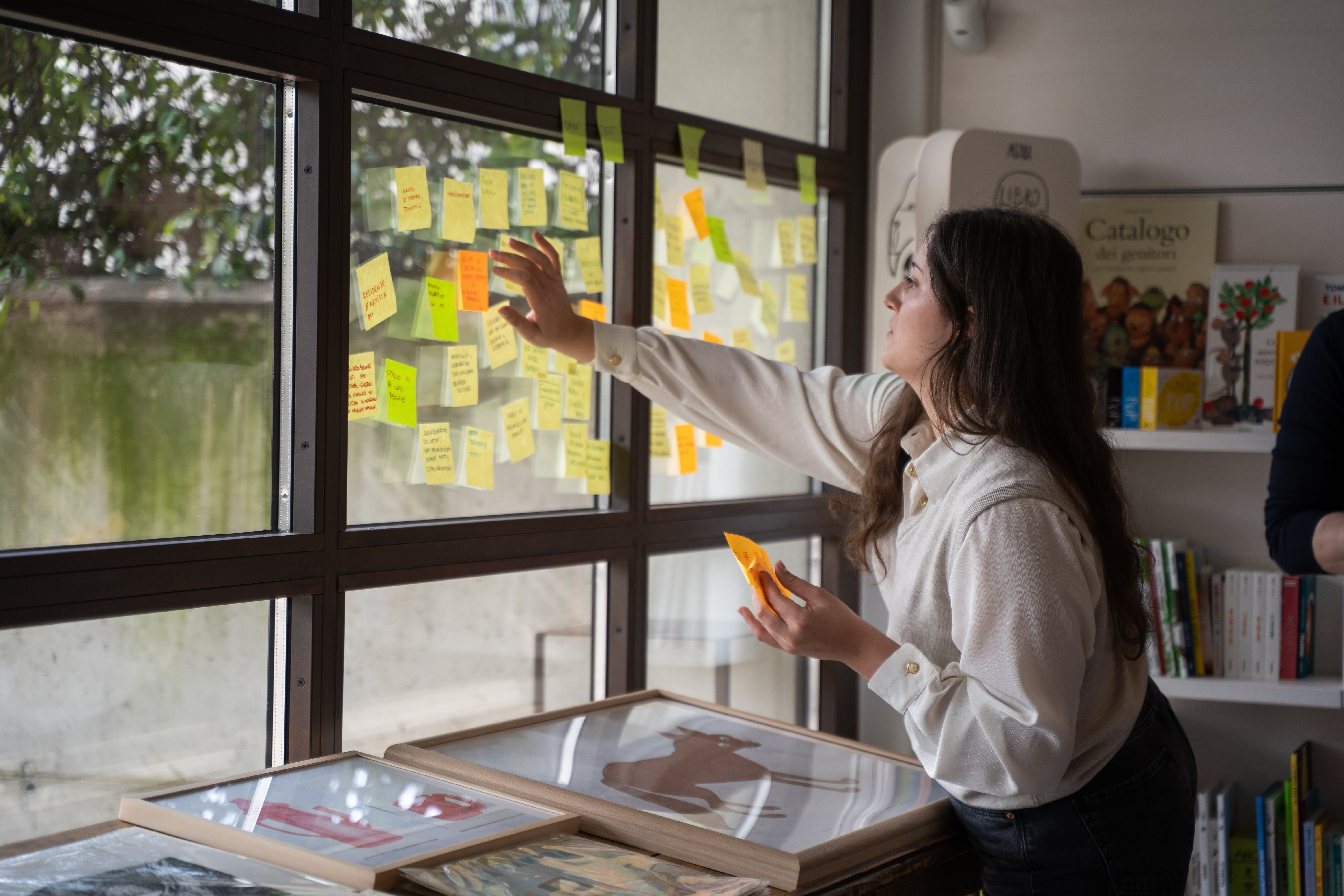 Una giovane partecipante organizza idee su post-it
