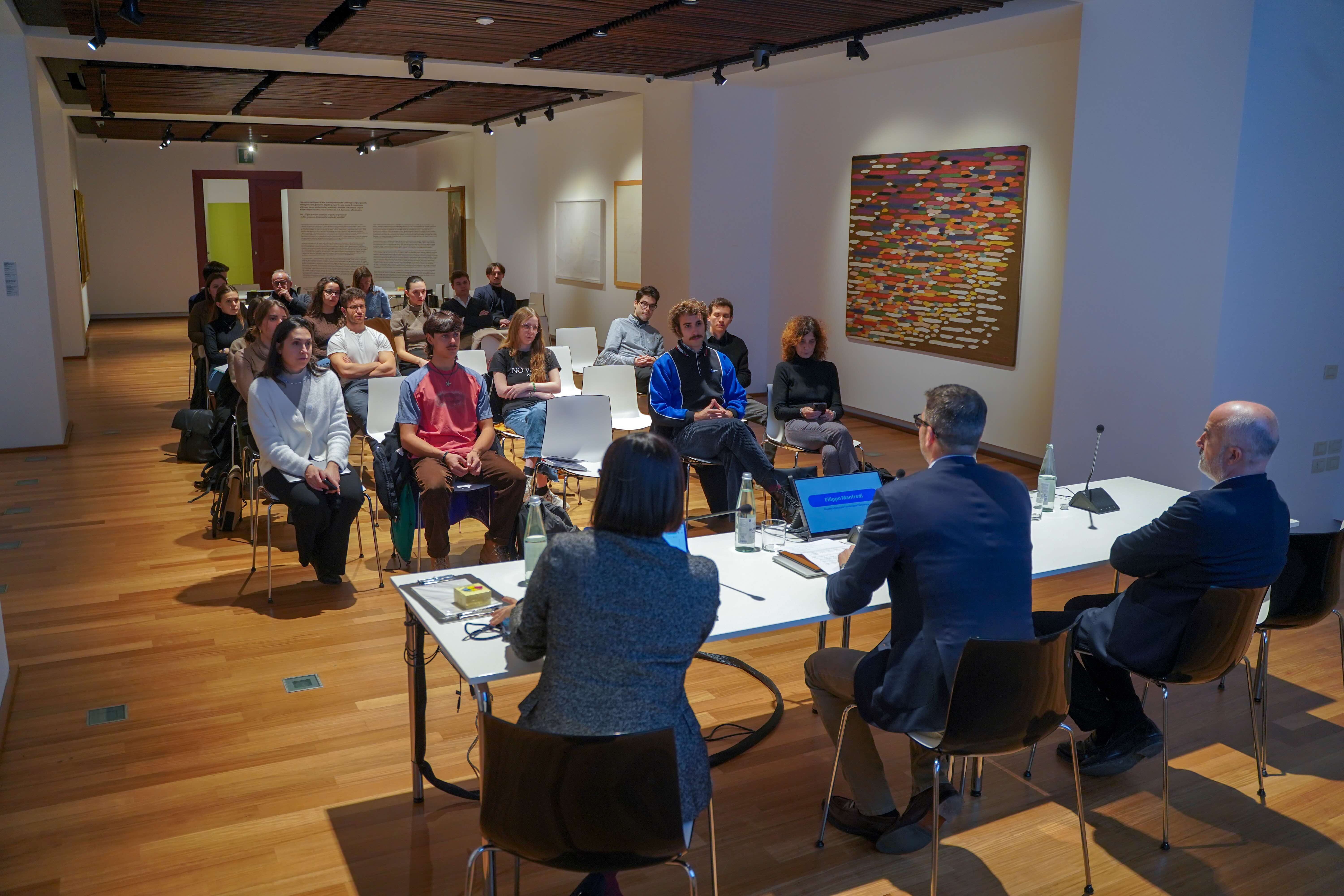 Presentazione del progetto a un gruppo di giovani